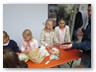 Kolping-Kinder bieten selbstgemachtes Popkorn an