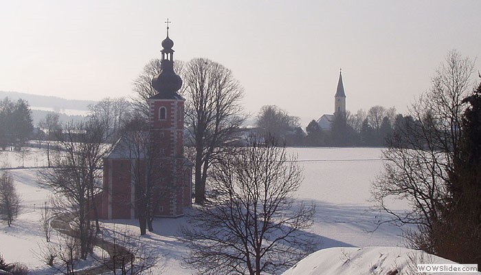 Winterliche Wieskirche mit Pfarrkirche